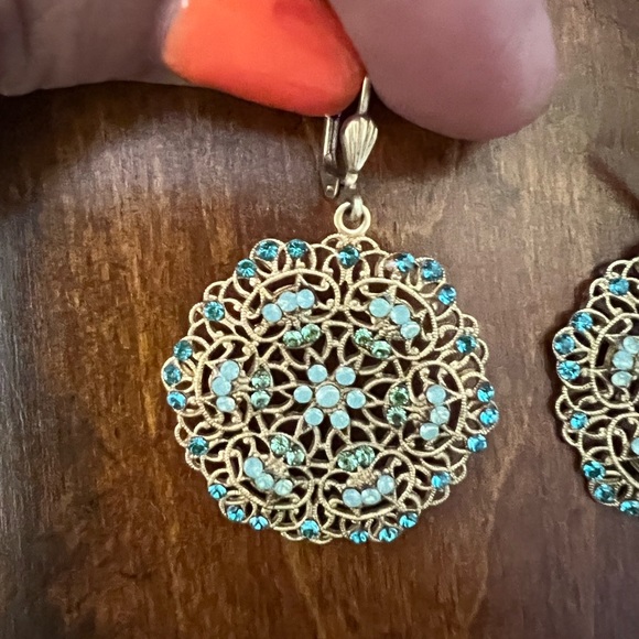 La Vie Parisienne BEAUTIFUL Vintage Looking Gold Earrings - Picture 2 of 4